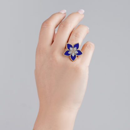 The 18k Yellow Gold Flower-Shaped Ring from the Fortuna Diamond Collection - Image 2