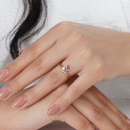 18K ROSE GOLD RING WITH HEART SHAPE PINK TOPAZ DECORATED WITH NATURAL DIAMOND AND SINGLE PEARL - Image 2
