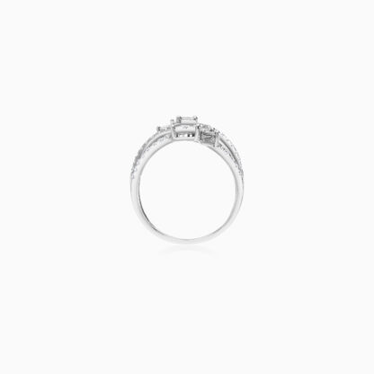 18K WHITE GOLD RING DECORATED WITH NATURAL DIAMOND STONES