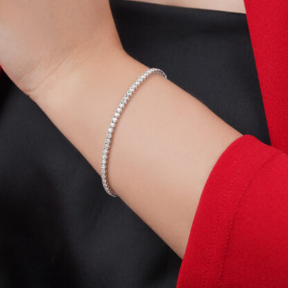18k white gold tennis bracelet with natural diamond