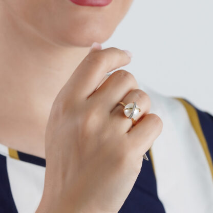 18K YELLOW GOLD PEARL RING WITH NATURAL DIAMOND