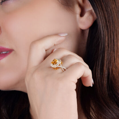 18K yellow Gold Ring featuring a stunning Natural Diamond and Citrine - Image 2