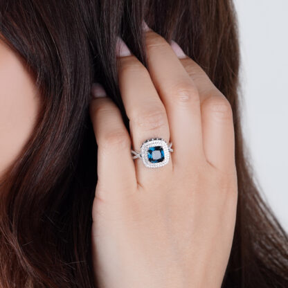 18K White Gold Ring featuring a stunning Natural Diamond and London Blue Topaz stones - Image 2