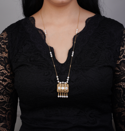 18K YELLOW GOLD LONG NECKLACE DECORATED WITH PEARLS AND (MOP) - Image 2