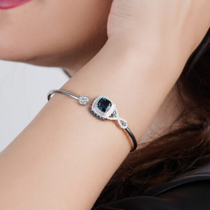 18K White Gold bangle featuring a stunning Natural Diamond and London blue Topaz stones - Image 2