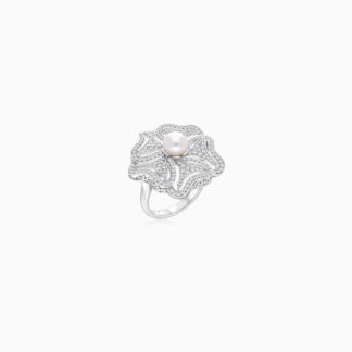 18K White Gold ring with a pearl and  natural diamond