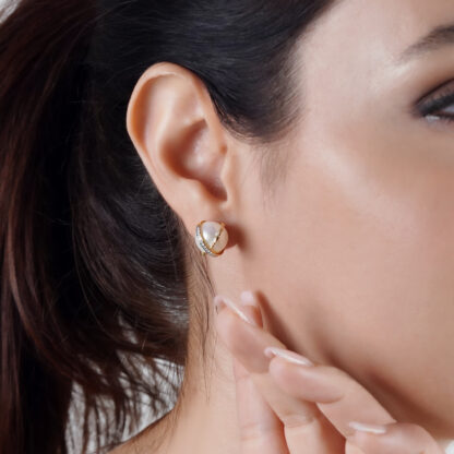 18K YELLOW GOLD PEARL EARRING WITH NATURAL DIAMOND