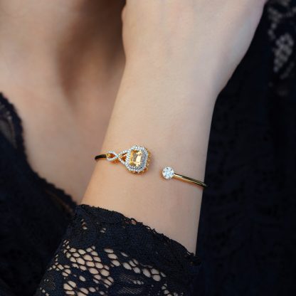 18k Yellow Gold Bangle featuring a stunning Citrine Gemstone - Image 2