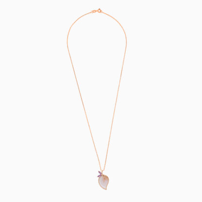 18k rose gold necklace features a delicate design embellished with vibrant pink artificial stones, creating a striking contrast against the warm hues of the gold. The centrepiece showcases a beautifully crafted leaf shape made from pink mother of pearl, adding an elegant touch that enhances the necklace's overall charm. Perfect for various occasions, this piece embodies femininity and sophistication, making it a stunning addition to any jewelry collection.