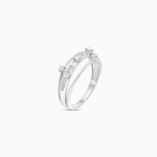 18K WHITE GOLD RING DECORATED WITH NATURAL DIAMOND STONES