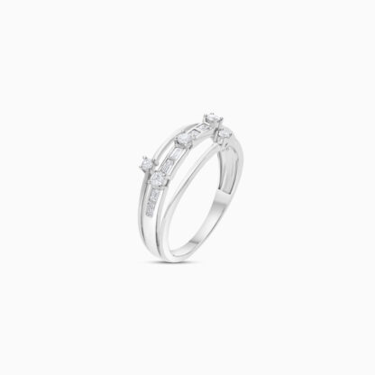 18K WHITE GOLD RING DECORATED WITH NATURAL DIAMOND STONES